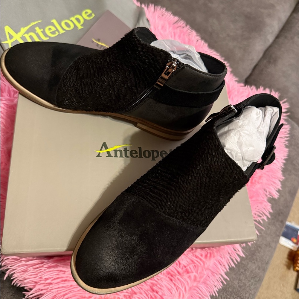 Antelope Women's Black Textured Ankle Booties